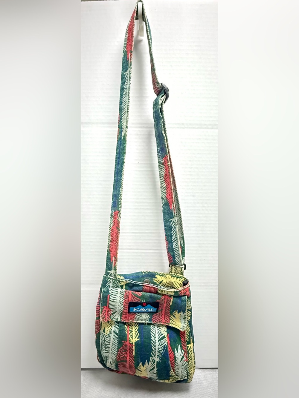 KAVU Keepalong Canvas Crossbody Bag
Fall Feathers Print Pink Lining